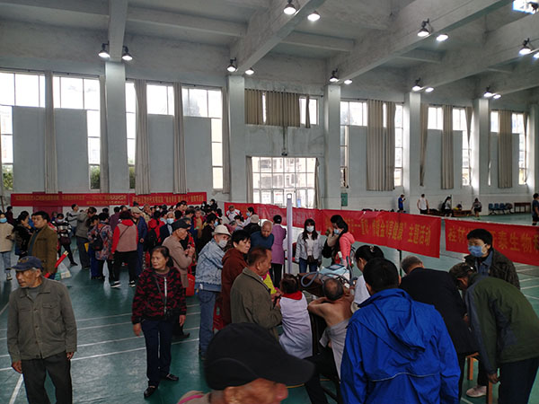 10月15日桂林通天开泰生物科技公司在铁路水塔社区举行义诊爱心活动