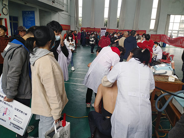 10月15日桂林通天开泰生物科技公司在铁路水塔社区举行义诊爱心活动