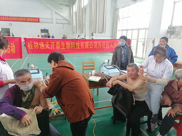 10月15日桂林通天开泰生物科技公司在铁路水塔社区举行义诊爱心活动
