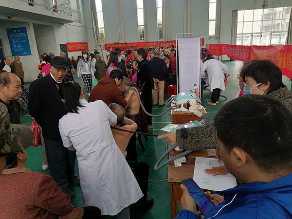 10月15日桂林通天开泰生物科技公司在铁路水塔社区举行义诊爱心活动