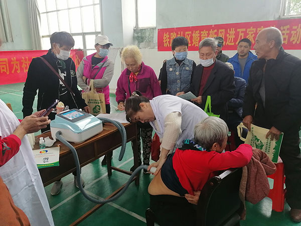 10月15日桂林通天开泰生物科技公司在铁路水塔社区举行义诊爱心活动